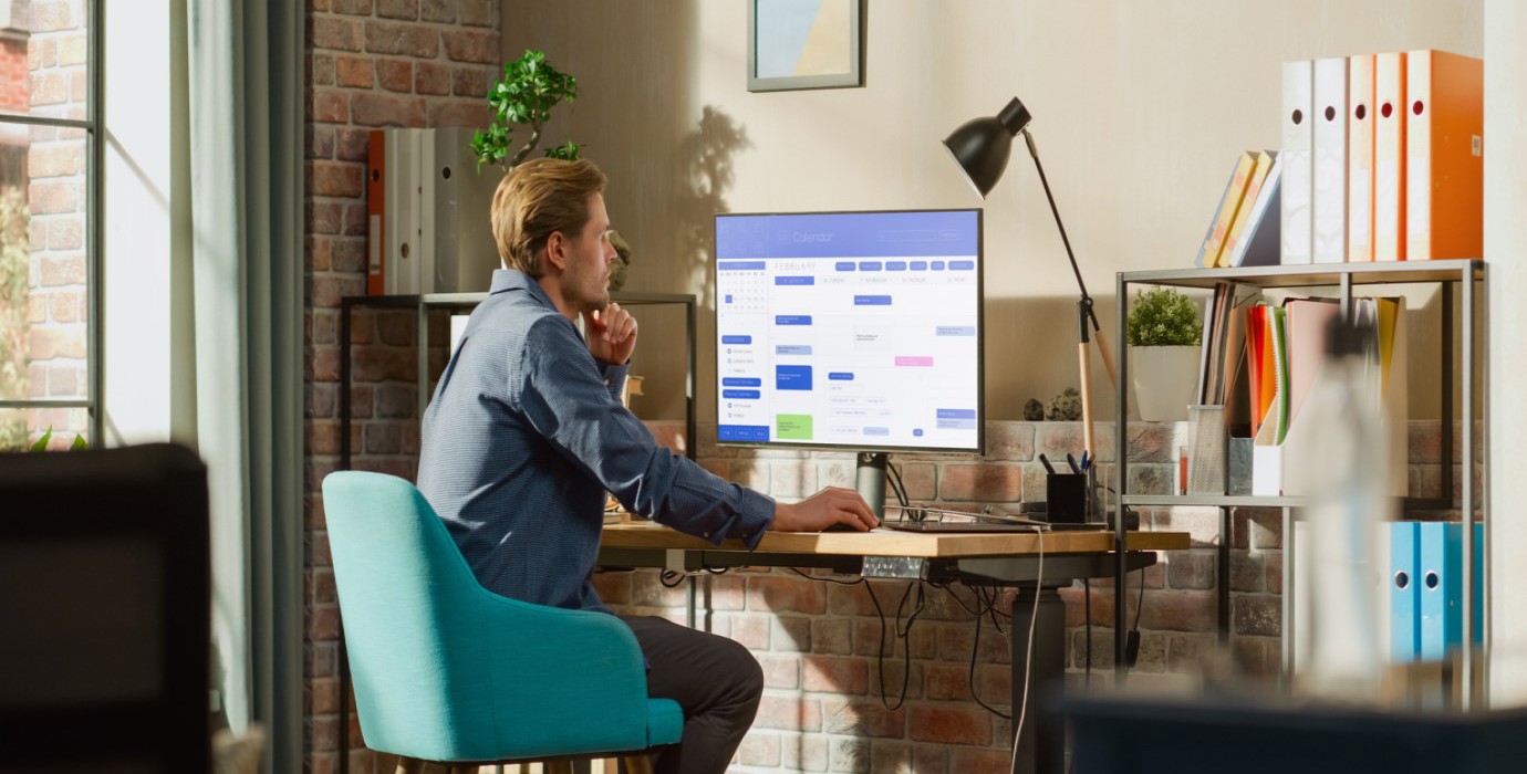 Person using computer to make a schedule on a virtual calendar.